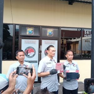 Satresnarkoba Polres Tanjung Perak Ungkap Jaringan Pengedar Sabu di Jalan Wonosari Surabaya. 
