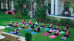 Sunset Yoga di Hotel Majapahit: Perpaduan Ikonik antara Warisan Sejarah dan Gaya Hidup Wellness Modern