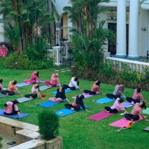 Sunset Yoga di Hotel Majapahit: Perpaduan Ikonik antara Warisan Sejarah dan Gaya Hidup Wellness Modern