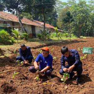 Langkah Nyata Pembinaan, Kalapas Batang Tanam Bibit Terong Bersama Jajaran