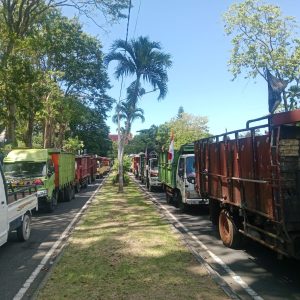 Ratusan Truk Sampah Geruduk Kantor Gubenur Bali, Tuntut TPA Suwung di Buka Tanpa Pembatasan