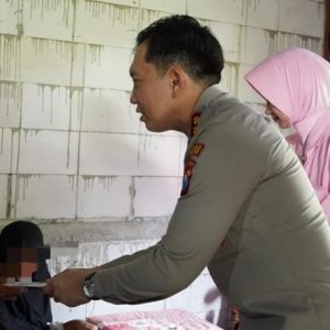 Polri Untuk Masyarakat : Kapolres Bojonegoro Beri Bantuan Anak Difabel