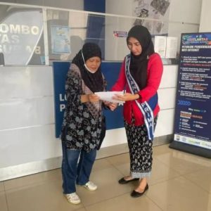 Tingkatkan Rasa Nasionalisme di Momen Peringatan Hari Kartini, Petugas Satpas Colombo Berbaju kebaya dan Berbagi Coklat