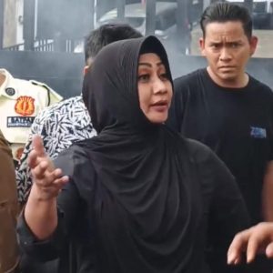 Anggota DPRD Medan Lailatul Badri Temui Pendemo di Tengah Hujan, Limbah Pabrik Kecap Jadi Sorotan