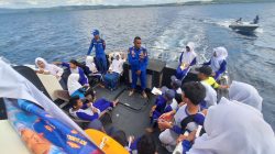 Peduli Dunia Pendidikan dan Kesehatan Ditpolairud Polda NTB Gelar Perpustakaan dan Klinik Terapung di Perairan Calabai Dompu