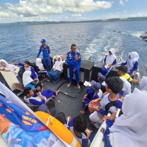 Peduli Dunia Pendidikan dan Kesehatan Ditpolairud Polda NTB Gelar Perpustakaan dan Klinik Terapung di Perairan Calabai Dompu
