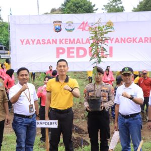 Jaga Kelestarian Lingkungan, Polres Madiun Gandeng Perhutani KPH Madiun Tanam Ribuan Bibit
