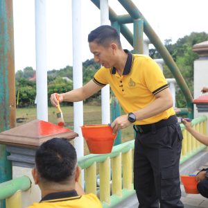 Dukung Program Jembatan Merah Putih Presisi, Polres Madiun Lakukan Kerja Bakti Massal di Jembatan Kresek