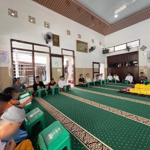 *30 WBP Lapas IIB Pati Tuntaskan 30 Juz dalam Khataman Al-Qur’an, Pembinaan Spiritual Rutin Tiap 40 Hari*  Pati- Kegiatan khataman Al-Qur’an kembali dilaksanakan di Masjid At-Taubah Lapas Kelas IIB Pati dengan diikuti oleh 30 Warga Binaan Pemasyarakatan (WBP). Kegiatan ini berlangsung dengan khidmat, di mana masing-masing peserta membaca 1 juz sehingga secara bersama-sama berhasil menyelesaikan 30 juz Al-Qur’an. Program ini merupakan bagian dari pembinaan kepribadian bagi WBP dalam meningkatkan keimanan dan ketakwaan selama menjalani masa pidana (24/04).  Kegiatan khataman Al-Qur’an ini dilaksanakan secara rutin setiap 40 hari sekali bekerja sama dengan Kementerian Agama setempat. Dengan adanya pendampingan dari pihak Kemenag, pelaksanaan kegiatan berjalan tertib dan terarah, serta memberikan pemahaman yang lebih baik kepada WBP dalam membaca dan mengamalkan Al-Qur’an. Selain sebagai sarana ibadah, kegiatan ini juga menjadi wadah untuk memperkuat mental dan spiritual para WBP agar menjadi pribadi yang lebih baik.  Kepala Lapas Kelas IIB Pati, Suprihadi, dalam keterangannya menyampaikan bahwa kegiatan ini merupakan bentuk komitmen dalam memberikan pembinaan rohani yang berkelanjutan bagi WBP. Beliau berharap melalui kegiatan khataman Al-Qur’an yang rutin dilaksanakan ini, para WBP dapat memperbaiki diri dan menjadikan Al-Qur’an sebagai pedoman hidup. “Kami terus mendorong kegiatan positif seperti ini agar WBP tidak hanya menjalani masa pidana, tetapi juga mendapatkan bekal spiritual yang kuat untuk kembali ke masyarakat,” ujarnya.