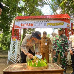 Polres Probolinggo Bangun Jembatan Merah Putih Presisi, Akses Warga Tiris – Andungsari Kembali Terhubung