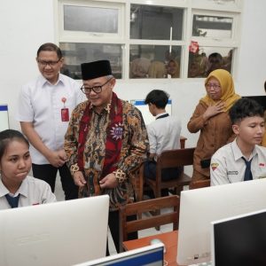 Menteri Kemendikdasmen Tinjau TKA Perdana di SMPN 1 Surabaya, Perkuat Komitmen Mutu Pendidikan