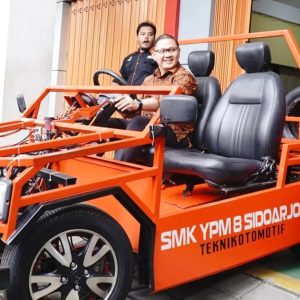Kepala Dinas Pendidikan Jatim Jajal Mobil Listrik Karya Siswa SMK YPM 8 Sidoarjo, Bukti Inovasi Anak Bangsa