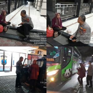 Respon Cepat Polisi Gresik, Bantu Warga Terlantar Hingga Diantar Naik Bus ke Terminal Bunder
