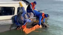 Satpolairud Polres Gresik bersama Tim SAR Gabungan Evakuasi Korban Ketiga Perahu Tenggelam