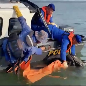 Satpolairud Polres Gresik bersama Tim SAR Gabungan Evakuasi Korban Ketiga Perahu Tenggelam