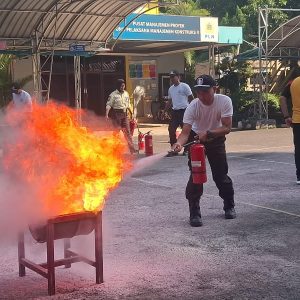 Satuan Pengamanan PT Haleyora Powerindo Tingkatkan Kesiapsiagaan Lewat Refreshment Penanganan Kebakaran di Kompleks PLN Ketintang