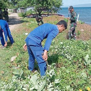 Peduli Lingkungan Asri, Personil KP XXI-2014, Brigif TP 875 dan TNI AL Bakti Sosial Bersama di Desa Calabai Dompu