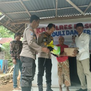 Polri Untuk Masyarakat : Kapolres Pasuruan Blusukan Salurkan Bansos untuk Warga