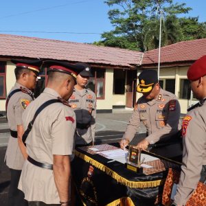 Upacara Sertijab Lima PJU, Tiga Kapolsek dan Pelepasan Purna Tugas 3 Personil di Pimpin Kapolres Dompu.