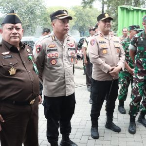 Dukung Asta Cita Ketahanan Pangan, Polres Gresik Kawal Kunjungan Mentan Tinjau Gudang Bulog