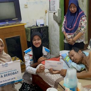 Peduli Sesama, YBM PLN UIP JBTB Ringankan Biaya Pengobatan Pak Dudun