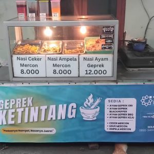 YBM PLN UIP JBTB Bantu Modal Usaha Pedagang Ayam Geprek di Ketintang
