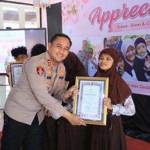 Wujud Kepedulian, Kapolres Gresik dan Ketua Bhayangkari Beri Apresiasi Guru serta Siswa Berprestasi SLB Kemala Bhayangkari 2