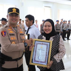 Kapolres Gresik Beri Reward Personel Berprestasi, Dorong Semangat Pengabdian dan Pelayanan