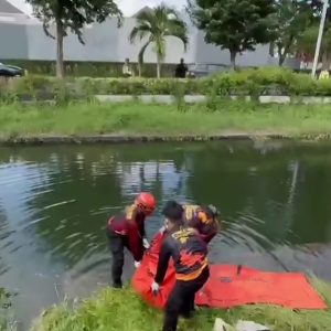 Penemuan Jenazah di Sungai Laguna Timur Surabaya, Tim Inafis Lakukan Identifikasi