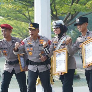 Sabet Podium di Kemala Run Bali, Polwan Polres Purwakarta Terima Penghargaan dari Kapolda Jabar