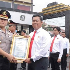 Bekerja dengan Tulus dan Ikhlas, Kapolres Lamongan Beri Reward Anggota Berprestasi