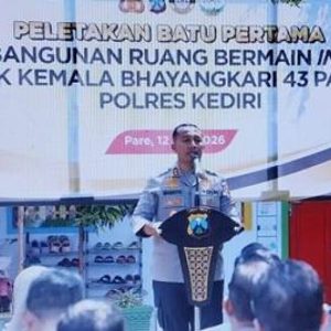 Kapolres Kediri Letakkan Batu Pertama Ruang Bermain Indoor TK Kemala Bhayangkari 43 Pare