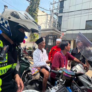 Terpisah dari Rombongan Haul, Lansia 90 Tahun Asal Mojokerto Berhasil Dipertemukan Kembali Bertemu Keluarga oleh Polres Gresik
