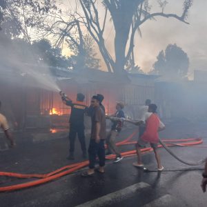 Aksi Jago Merah Hanguskan Puluhan Lapak di Pertigaan Kodim 1614 Dompu, di Duga Arus Pendek Listrik, Kerugian Ratusan Juta Rupiah