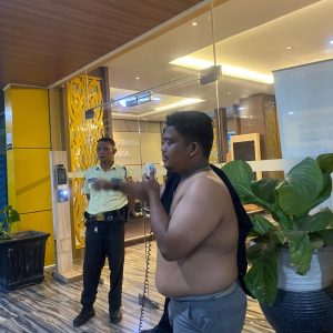 Medan Mati Lampu Lagi, Sejumlah Pemuda Gruduk PLN UID Sumut Pada Malam Hari Sambil Buka Baju