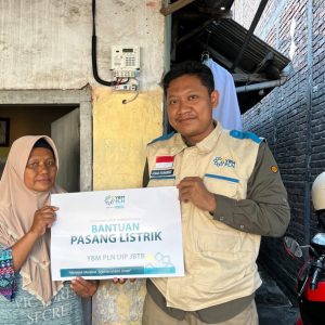Dari Rumah Gelap Kembali Terang, YBM PLN UIP JBTB Sambungkan Harapan Warga Medaeng