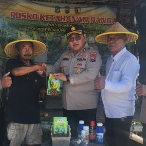Dukung Asta Cita Presiden, Polsek Kenjeran Salurkan Bantuan Bibit dan Obat Hama ke Poktan Nandur Makmur