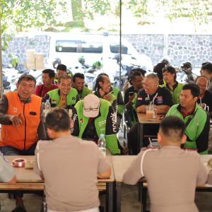 Peringati HUT Bhayangkara ke 80 Satlantas Polres Gresik dan Ojol Gresik Ngopi Bareng, Bahas Safety Riding dan Kamtibmas
