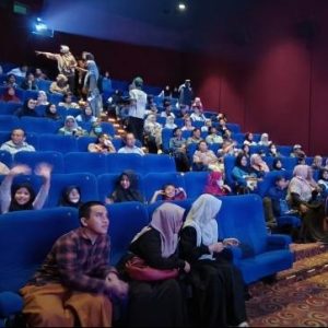 Kebersamaan Hangat Anak Asuh Panti Asuhan Aisyiyah 1 Surabaya Menonton Film *Children of Heaven* di Transmart Rungkut