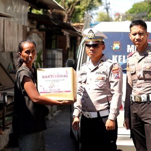 Polres Gresik Peduli Sesama, Satlantas Gelar Polantas Menyapa Salurkan Bantuan Sosial Bersama Taruna Akpol kepada Warga dan Panti Asuhan