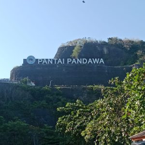 Kemenpar Tinjau Pantai Pandawa, Soroti Infrastruktur dan Keselamatan Jelang Libur Sekolah