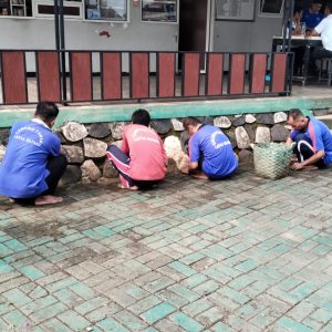 Wujudkan Lingkungan Sehat dan Asri, Warga Binaan Gotong Royong Bersihkan Area lapas Batang