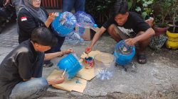 LURAH RUNGKUT KIDUL HADIRI GOTONG ROYONG PEMBUATAN TEMPAT PILAH SAMPAH DAN SOSIALISASI PERLINSOS DI RW 06