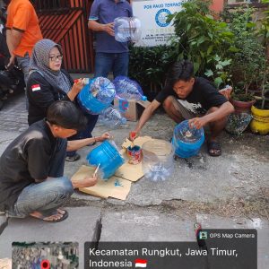 LURAH RUNGKUT KIDUL HADIRI GOTONG ROYONG PEMBUATAN TEMPAT PILAH SAMPAH DAN SOSIALISASI PERLINSOS DI RW 06