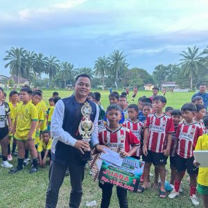 Danyonif 956/SBA Turun Langsung Serahkan Piala, Dorong Lahirnya Bibit Muda Sepakbola Labuhanbatu