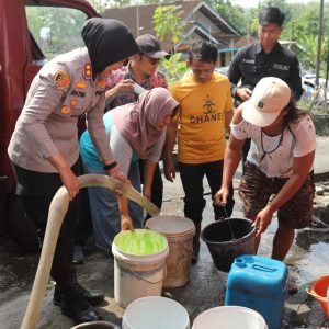 Kesulitan air bersih, Polres Semarang Salurkan 15.000 Liter Air Bersih.