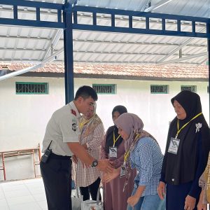 Wujud Kepedulian Sosial, Kalapas dan Jajaran Pejabat Struktural Lapas Batang Gelar Bakti Sosial kepada Keluarga Warga Binaan