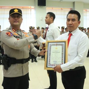 Kapolres Gresik Beri Penghargaan kepada 27 Personel Berprestasi, Pengungkap BBM Ilegal hingga Narkoba