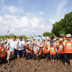 PLN Icon Plus Kenalkan Pelestarian Pesisir kepada Generasi Muda melalui Penanaman Mangrove