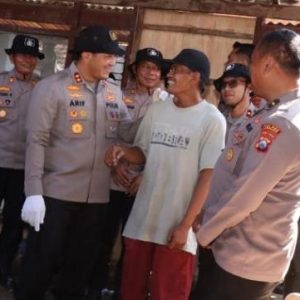 Sambut Hari Bhayangkara ke-80, Polres Lamongan Bedah Rumah Warga Tak Layak Huni dan Salurkan Bansos